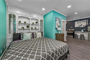 Comfy Studio with King Bed & Full Kitchen - Near Attractions